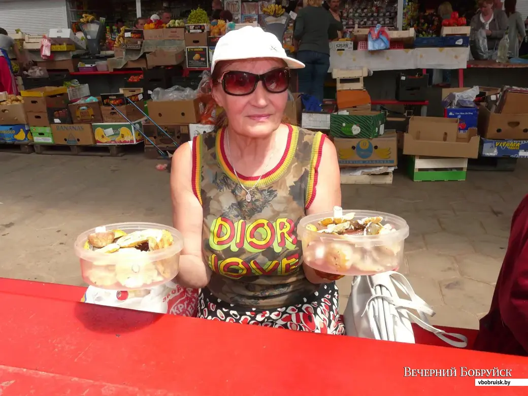 Галина Тимченко продает сыроежки по 15 тысяч за баночку. Это единственные грибы, которые сегодня встретились на рынке.