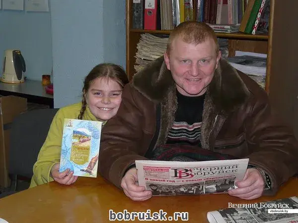 А здесь Леночке Карпенко 10 лет. Она с папой Валерой в редакции газеты.