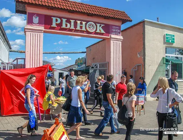 2012 год. Середина рабочего дня. Многолюдно у входа на центральный рынок.