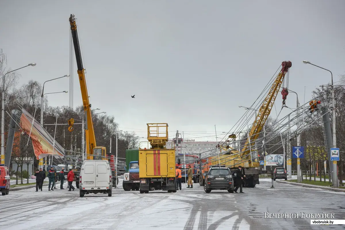 На улицу Минскую в Бобруйске обрушились рекламные щиты | bobruisk.ru