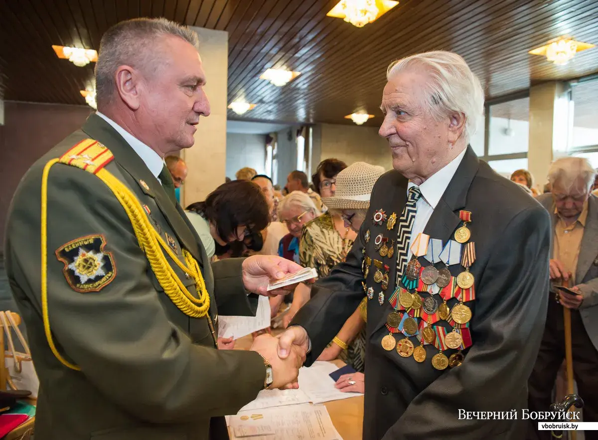 Бобруйск, 10 июня 2014 года. Церемония награждения юбилейной медалью «70 год  вызвалення Рэспублiкi Беларусь ад нямецка-фашысцкiх захопнiкаў» (16 фото) |  bobruisk.ru