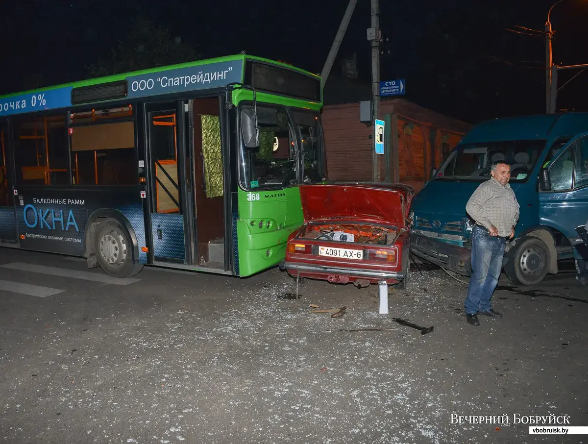 Автоавария не перекрестке Октябрьской и Карла Маркса. Последствия  пренебрежения приоритетом | bobruisk.ru