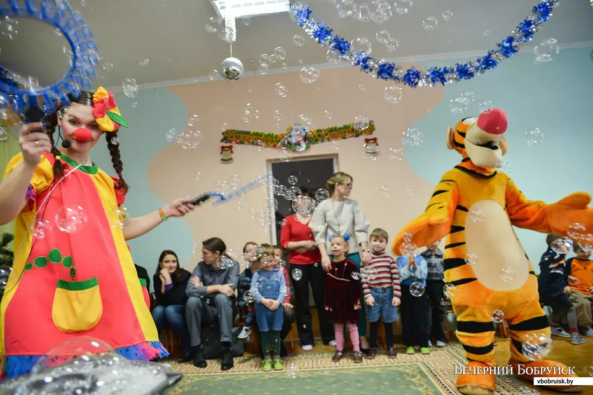 Компания «Хайнекен» провела новогодний утренник в детском доме | bobruisk.ru