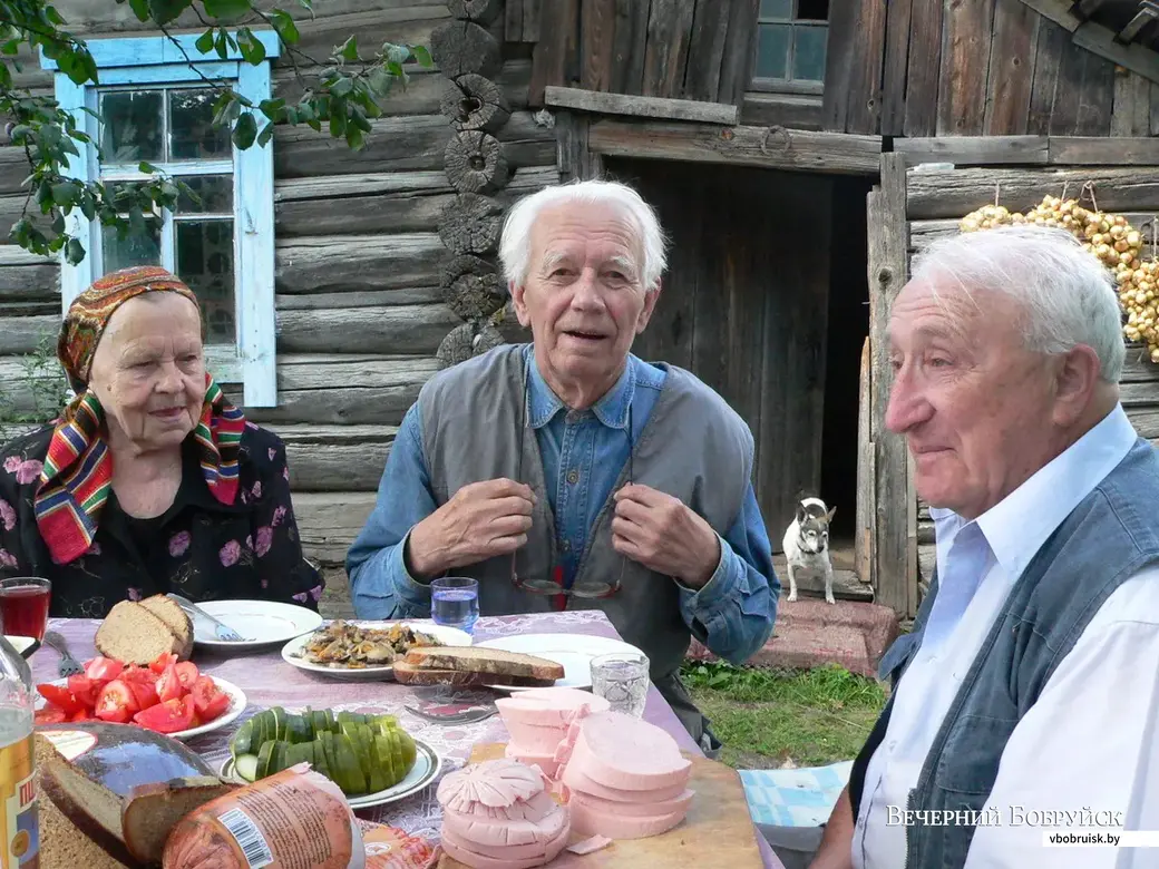 Ганна Сцяпанаўна, Мікалай Аўрамчык і Абрам Рабкін у Ступянях. Бабруйскі раён, 2011 год.