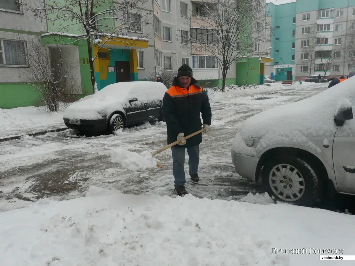 Кто в Бобруйске очищает дворы от снега? | bobruisk.ru