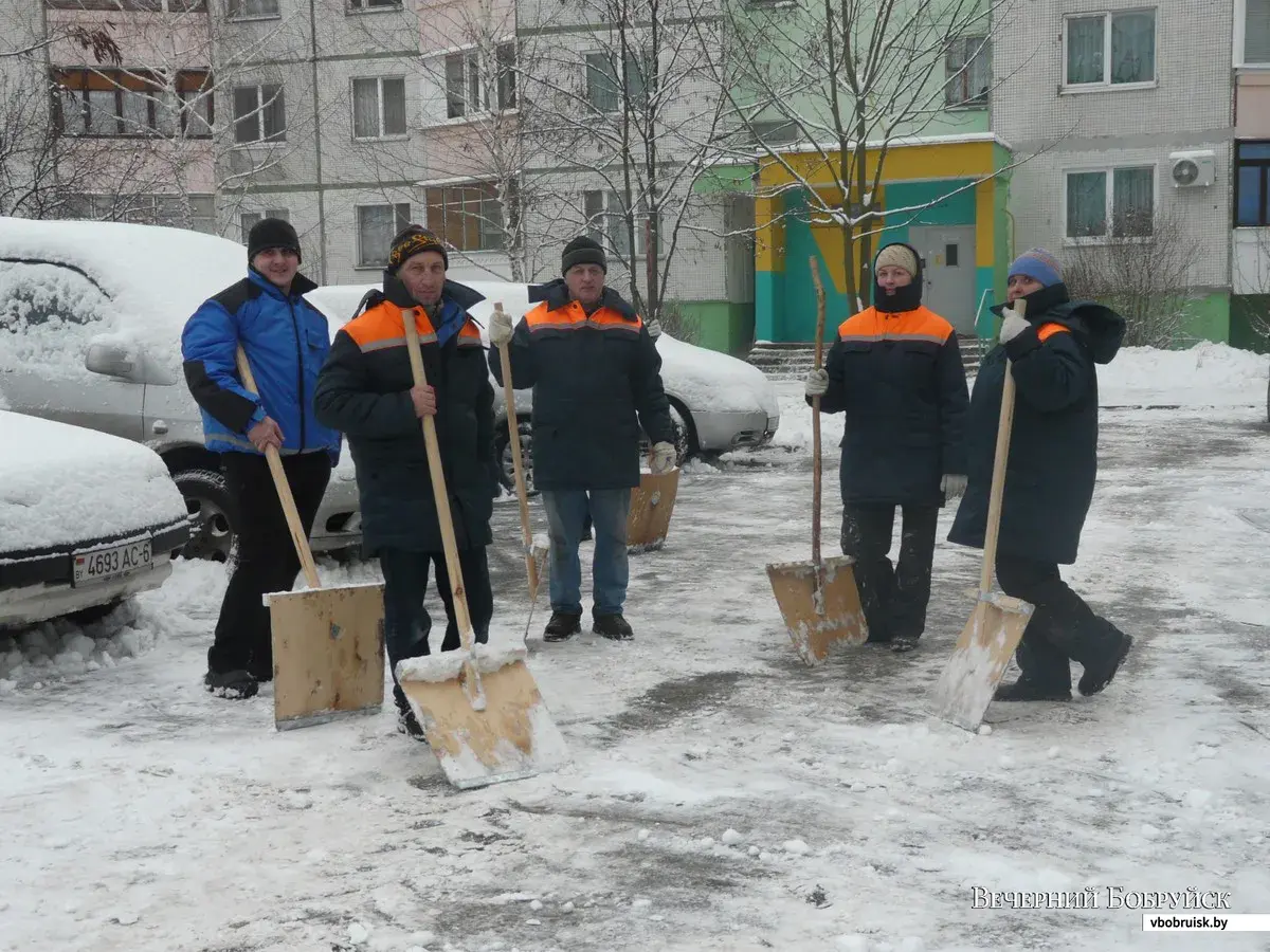 Кто в Бобруйске очищает дворы от снега? | bobruisk.ru