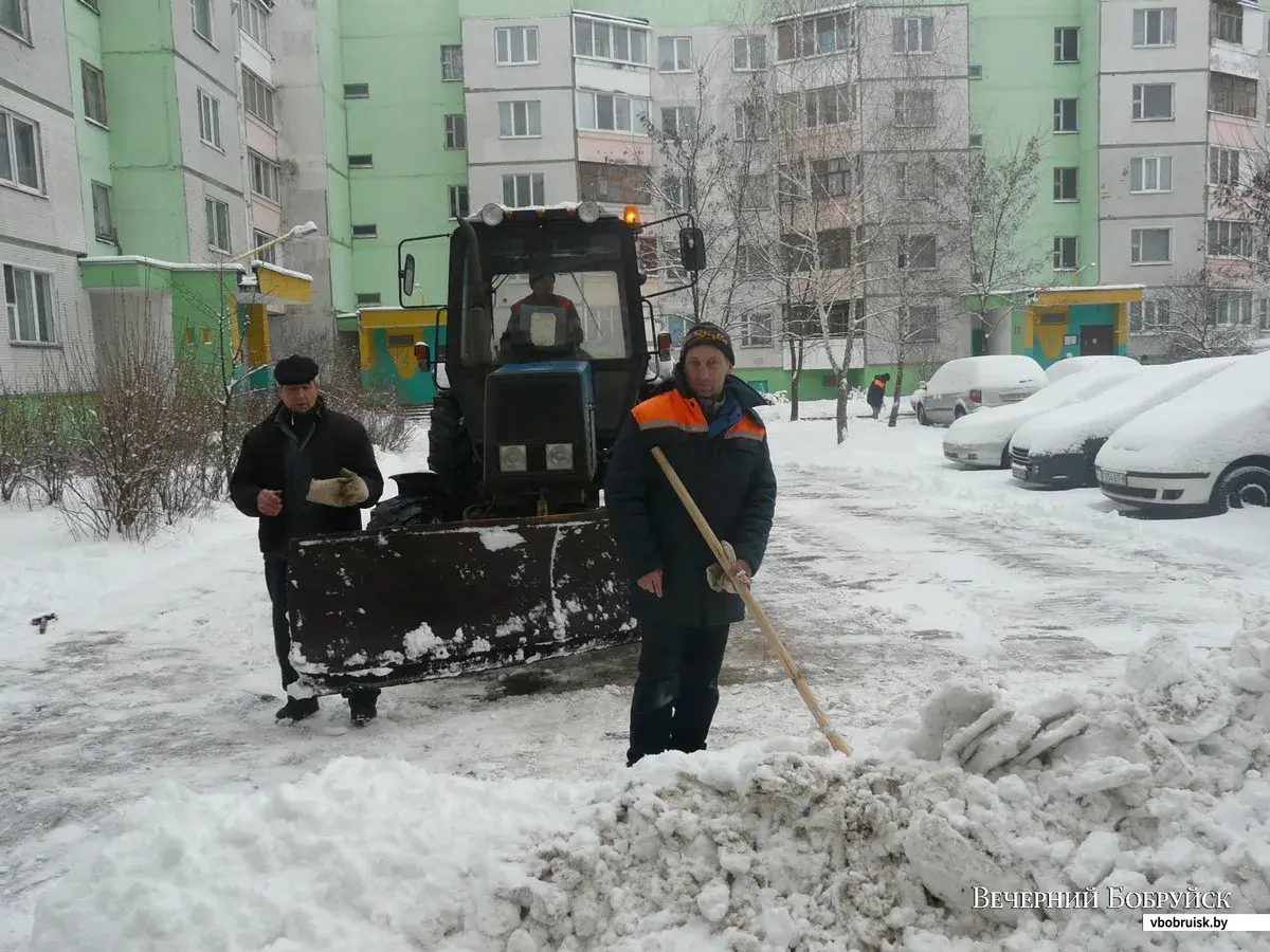 Кто в Бобруйске очищает дворы от снега? | bobruisk.ru