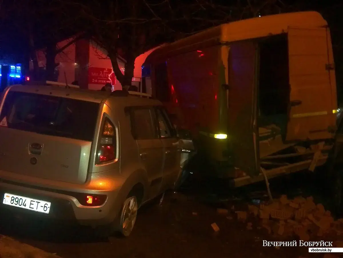 Ночью в Бобруйске столкнулись 4 автомобиля. Есть пострадавшие | bobruisk.ru