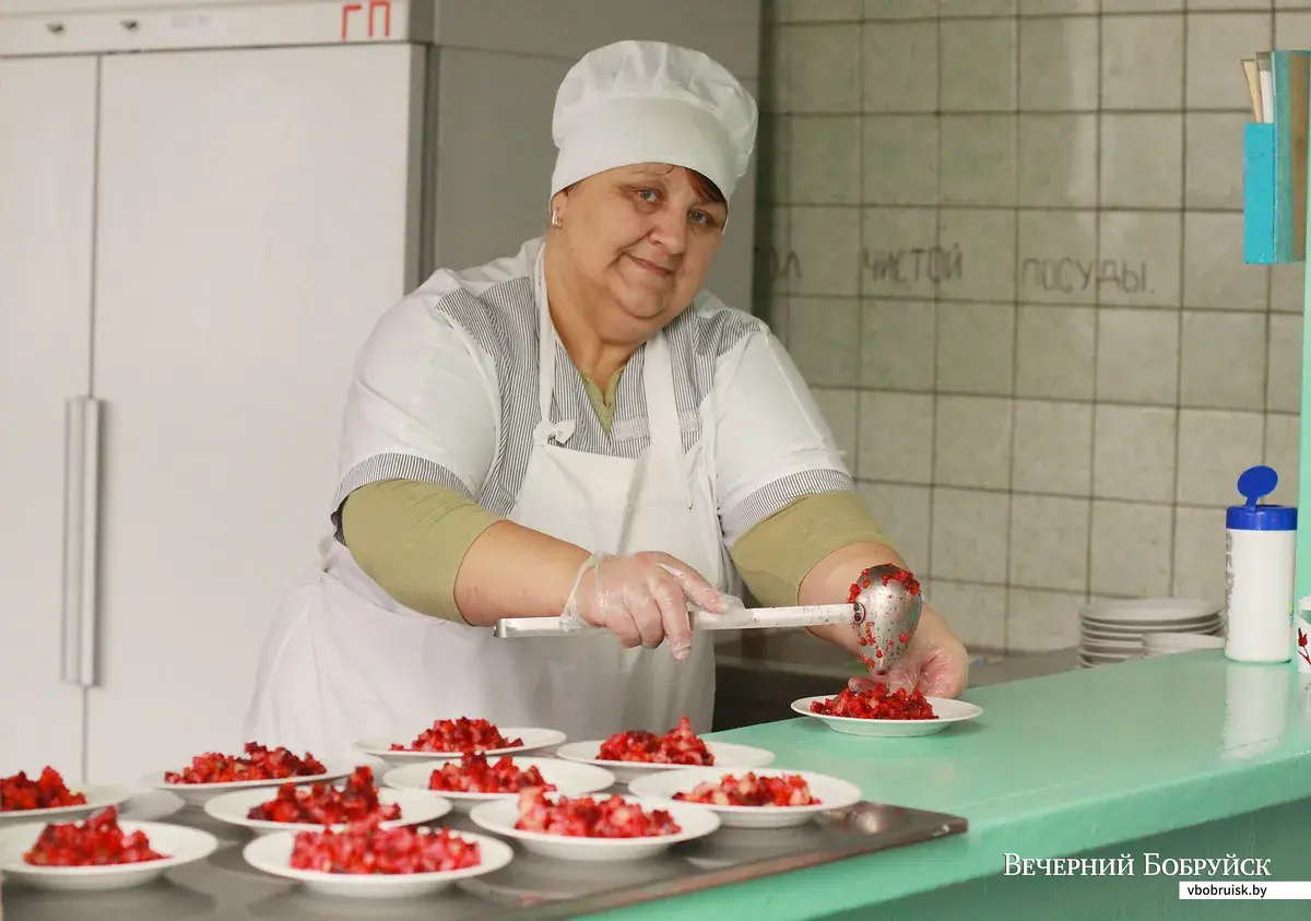 Даже родители, забирая детей со школы, кушают в нашей столовой и хвалят  еду» | bobruisk.ru