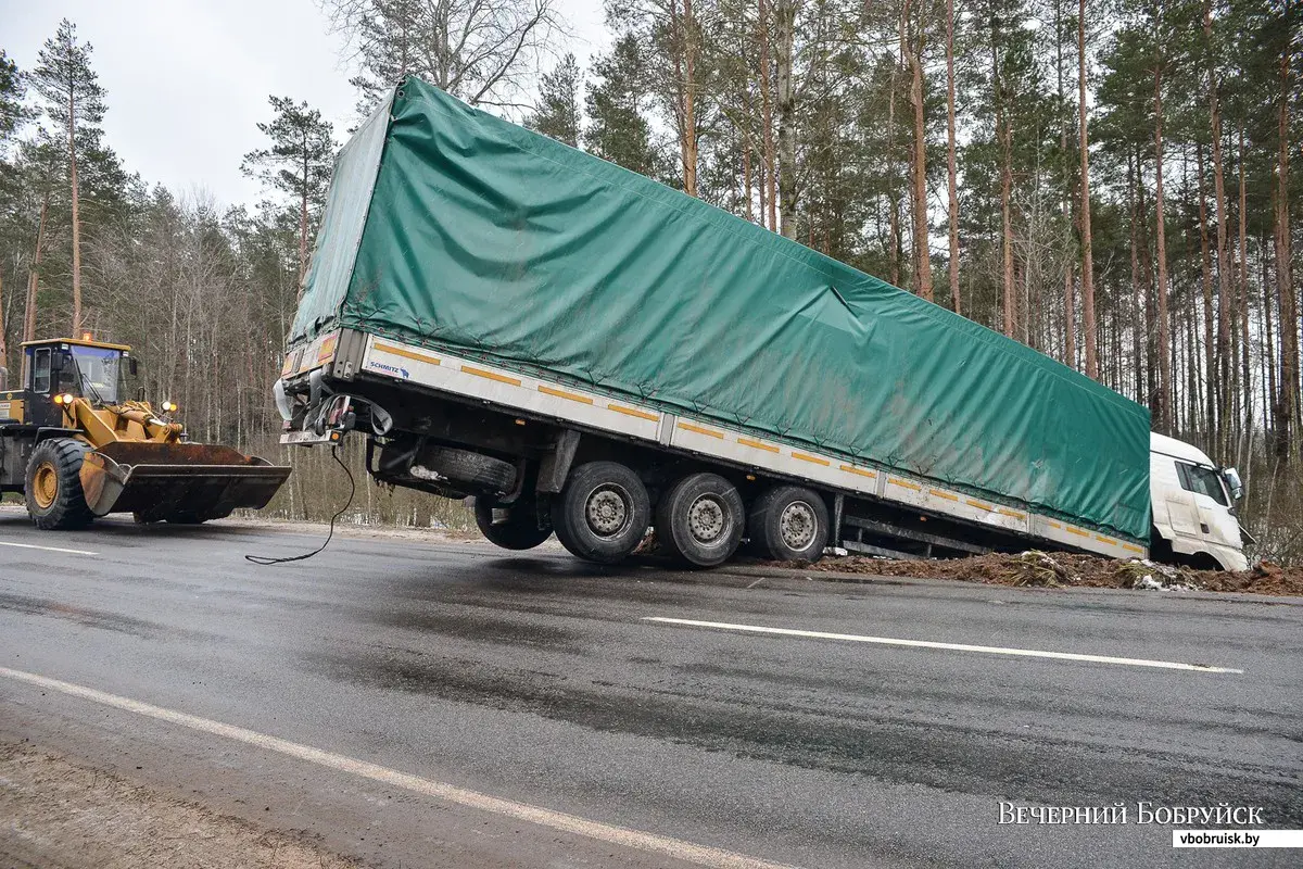 На Глусской трассе грузовик вылетел в кювет | bobruisk.ru