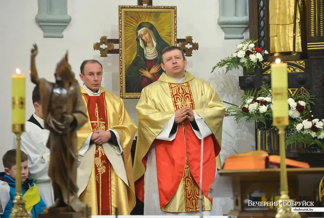 Рэзурэкцыя i Святая Iмша на Пасху ў касцёле Беззаганнага Зачацця Найсвяцейшай Панны Марыі. Ксёндз-канонік Андрэй Яркавец – справа. Фота з архiву «ВБ»