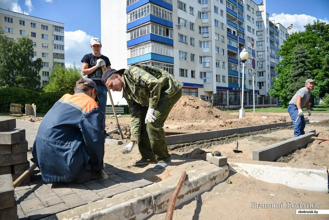 От озеленения до дорожных работ. На улицы Бобруйска вышли студотряды |  bobruisk.ru