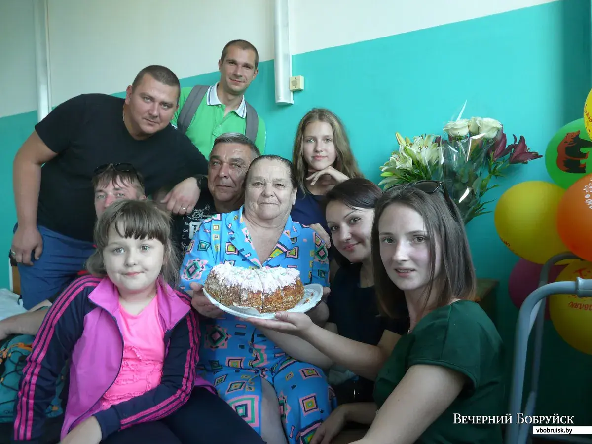 Много цветов, воздушные шары и домашний торт: в больничной палате тоже  бывают праздники | bobruisk.ru