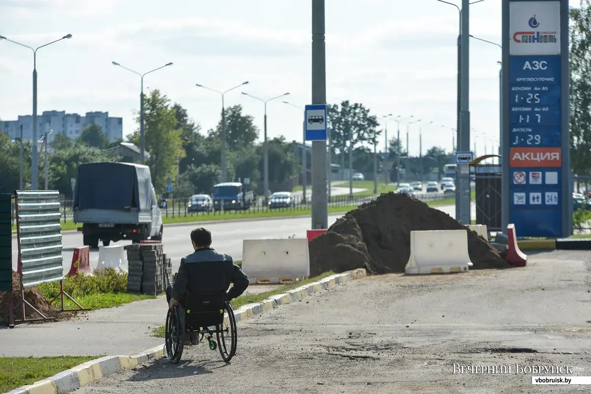 По тротуарам новых бобруйских улиц колясочникам не проехать | bobruisk.ru