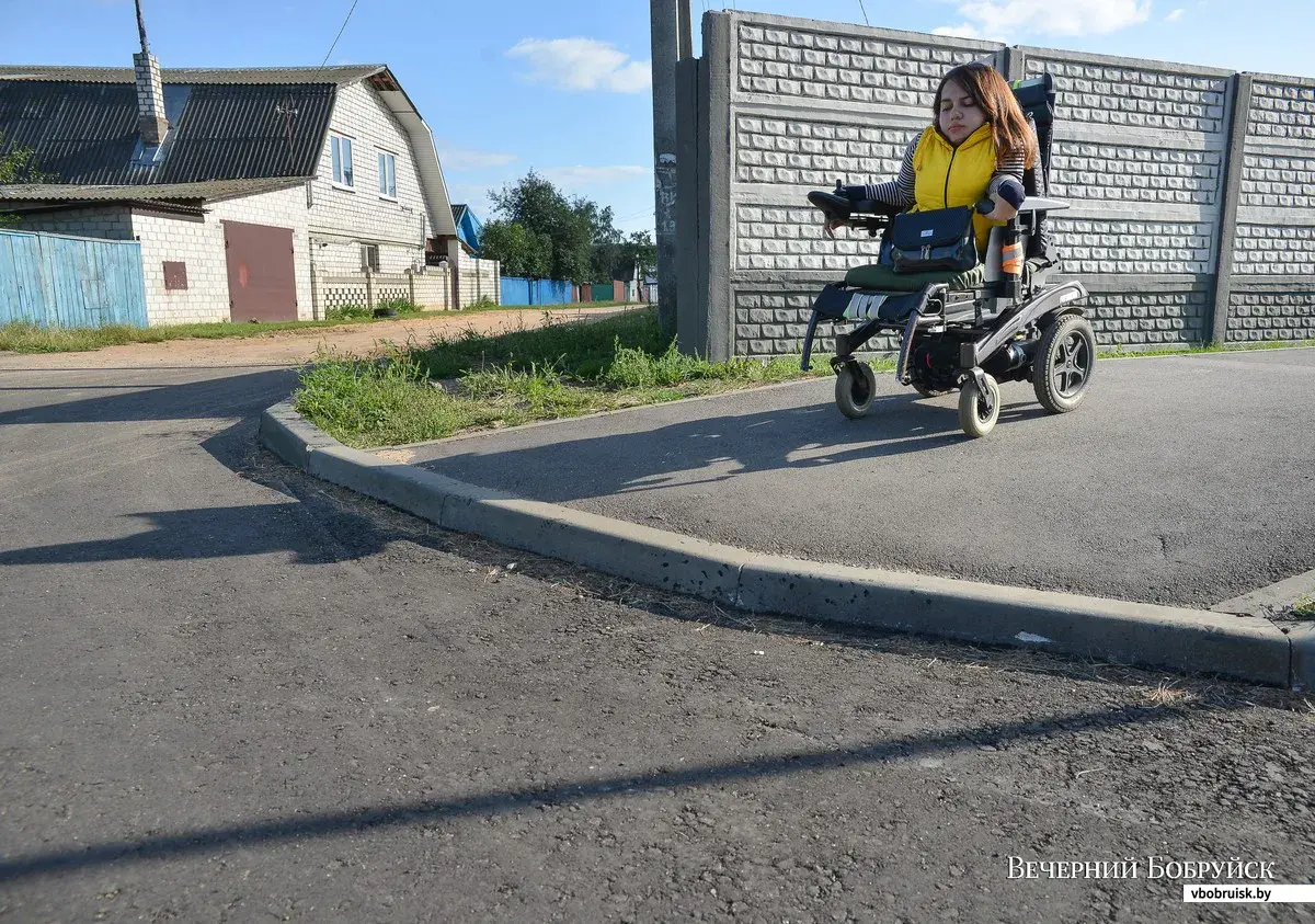 По тротуарам новых бобруйских улиц колясочникам не проехать | bobruisk.ru