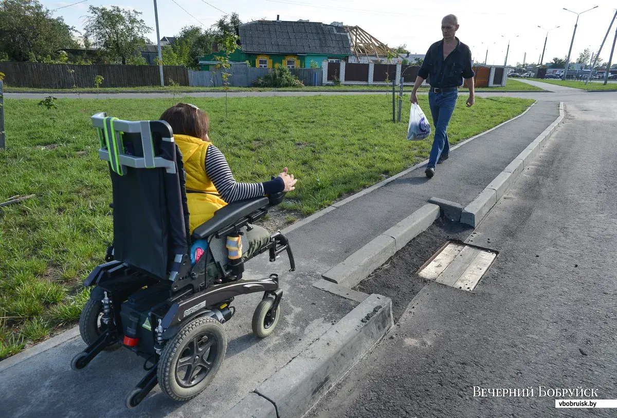 По тротуарам новых бобруйских улиц колясочникам не проехать | bobruisk.ru