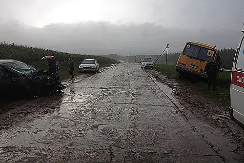 Легковой автомобиль столкнулся со школьным автобусом | bobruisk.ru