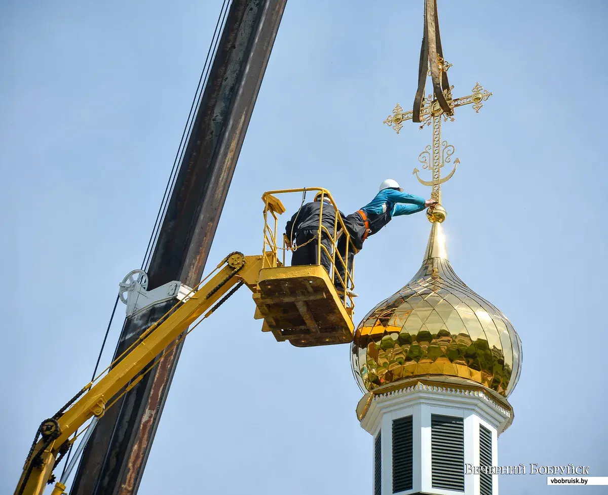 На Спасо-Преображенский храм на Минской установили купол и крест |  bobruisk.ru