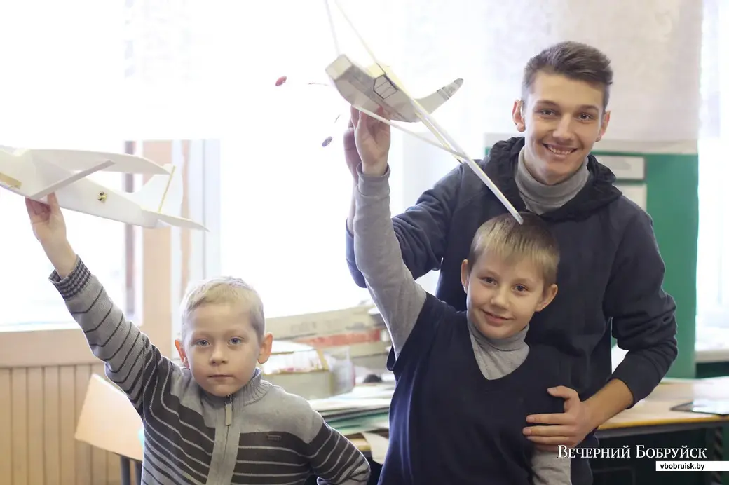 Слева – самый маленький из авиамоделистов Арсений Костенко, на момент съемки ему было