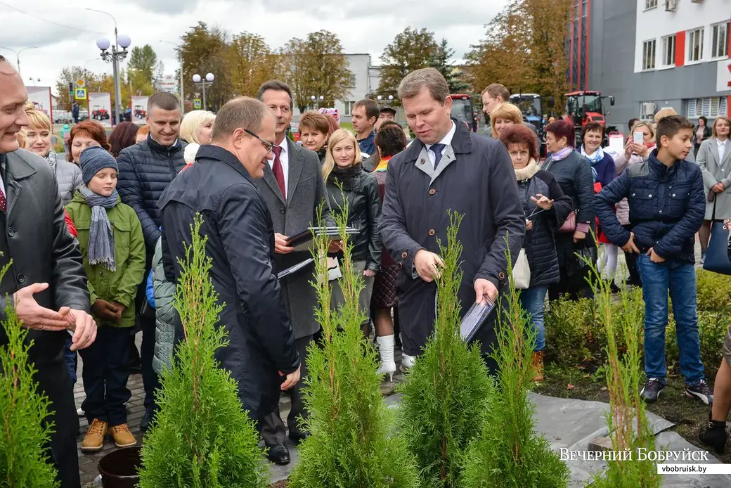 29.09.2018. Празднование Дня машиностроителя на Бобруйском заводе ТДиА. Посадка именной аллеи туй у предприятия