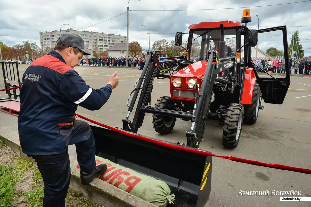 29.09.2018. Празднование Дня машиностроителя на Бобруйском заводе ТДиА. Тракторная эстафета