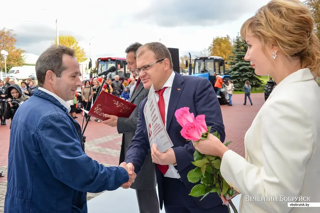 29.09.2018. Директор ОАО «Бобруйский завод ТДиА» Владимир Кисель вручает грамоту Юрию Мамочкину, шлифовщику 3-го механосборочного цеха.