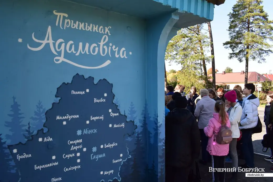 На сцяне прыпынка – мапа Беларусі.