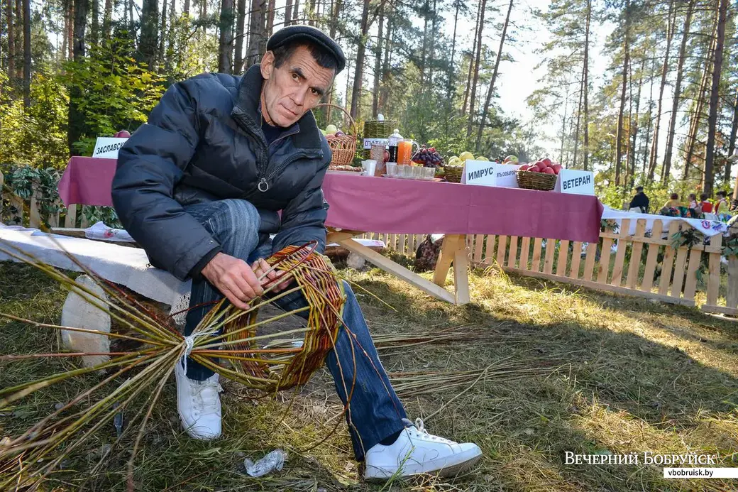 06.10.2018. Фестиваль народного творчества и ремесел «Глушанский хуторок». Мастер по лозоплетению Виктор Дегтярев из деревни Полянки Ковалёвского сельсовета