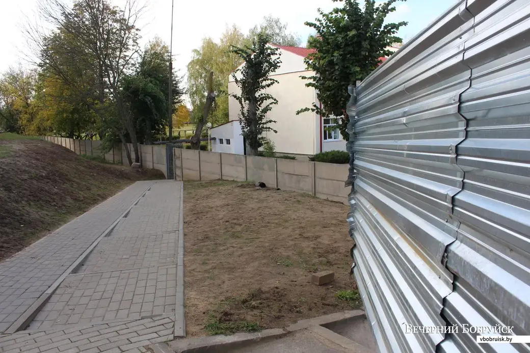 Для детей сделали дорожку за пределами строительной площадки.
