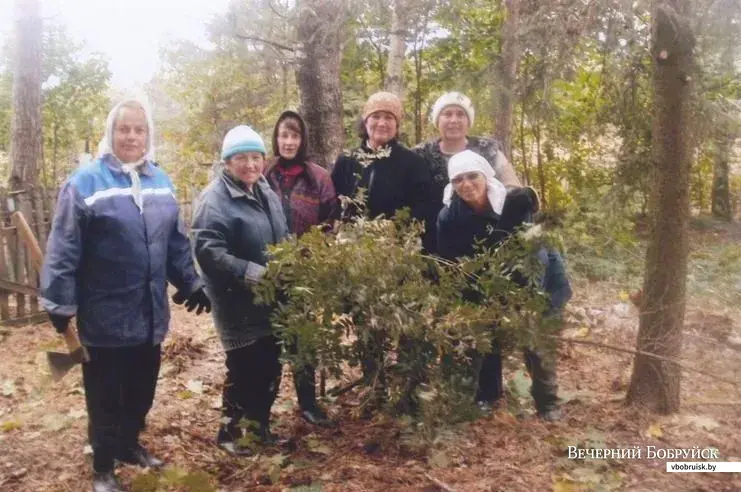Бацевичане на уборке. Валентина Тимофеевна слева.