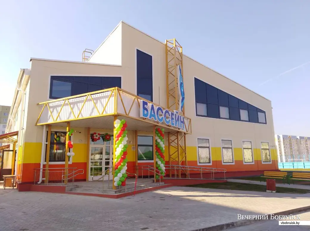 Вход в спорткомплекс с бассейном.
