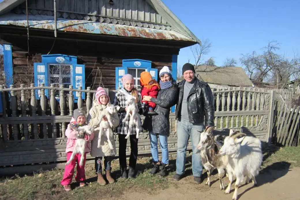 Ольга и Виталий Алисеенко с четырьмя дочками у дома в деревне Каменка, где они раньше жили. Слева направо: Василина, Варвара, Виктория, а на руках у мамы Валентина. 24