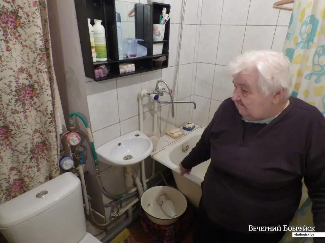 Вера Михайловна Парахневич показывает новые счетчики, которые ей установили недавно, накрутившие лишние кубометры воды.