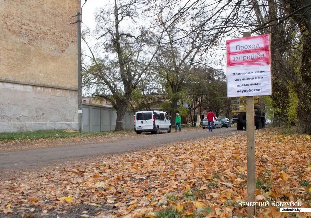 На подходе к съемочной площадке висит такое объявление.
