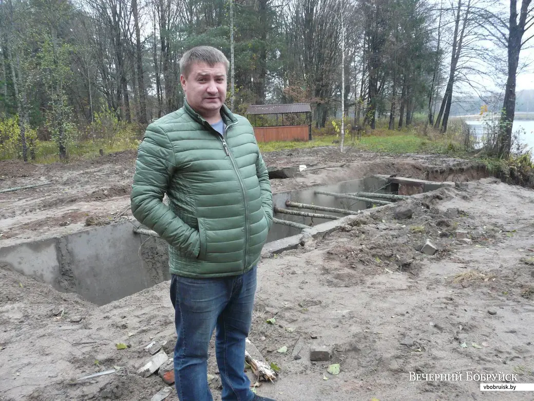 Александр Кисленок, арендатор пруда, и построенная им «труба».