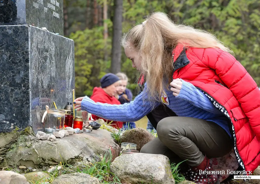 03.11.2018. Воспитанники Центра туризма, краеведения и экскурсий детей и молодежи города Бобруйска возлагают к мемориалу жертвам в деревне Каменка камешки, как это