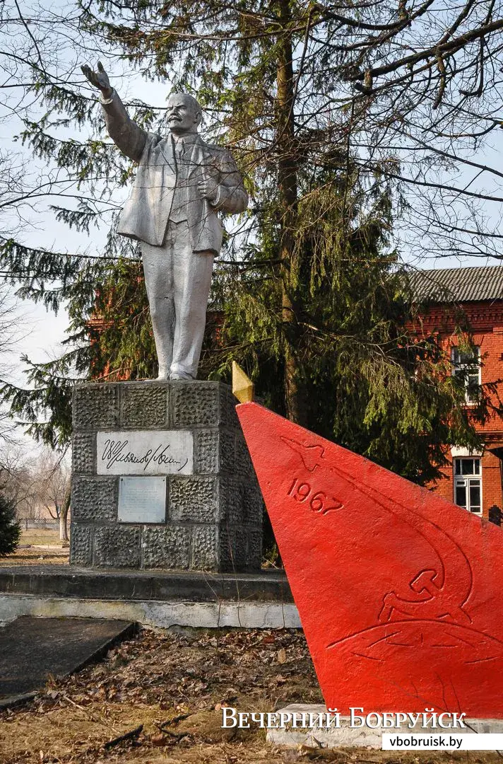 Памятник В.И.Ленину на территории штаба армии.