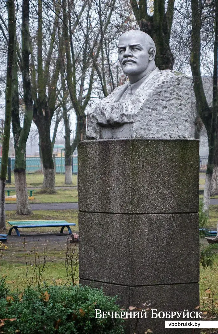 Бюст В.И.Ленина во дворе Бобруйской городской детской больницы