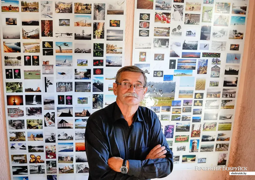 Владимир Шарников у фотостенда со своими работами, который он разместил прямо в подъезде своего дома в Киселевичах. Автор говорит, что поклонники иногда похищали снимки.