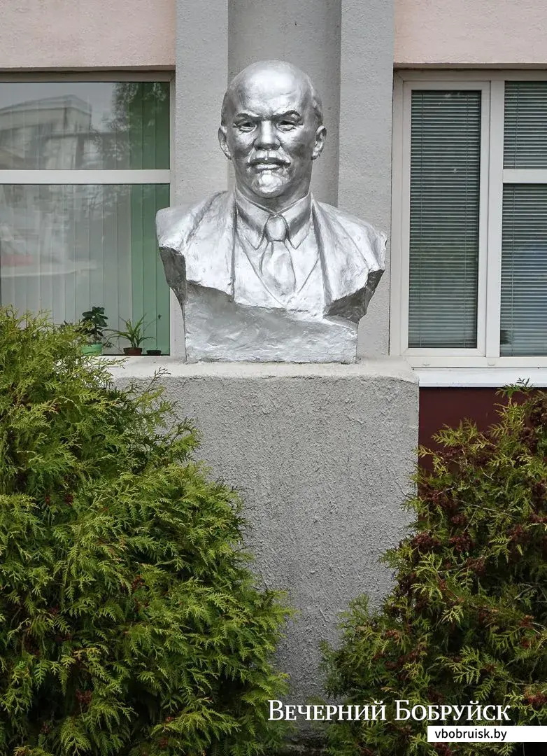 Бюст В.И.Ленина на территории Бобруйского мясокомбината