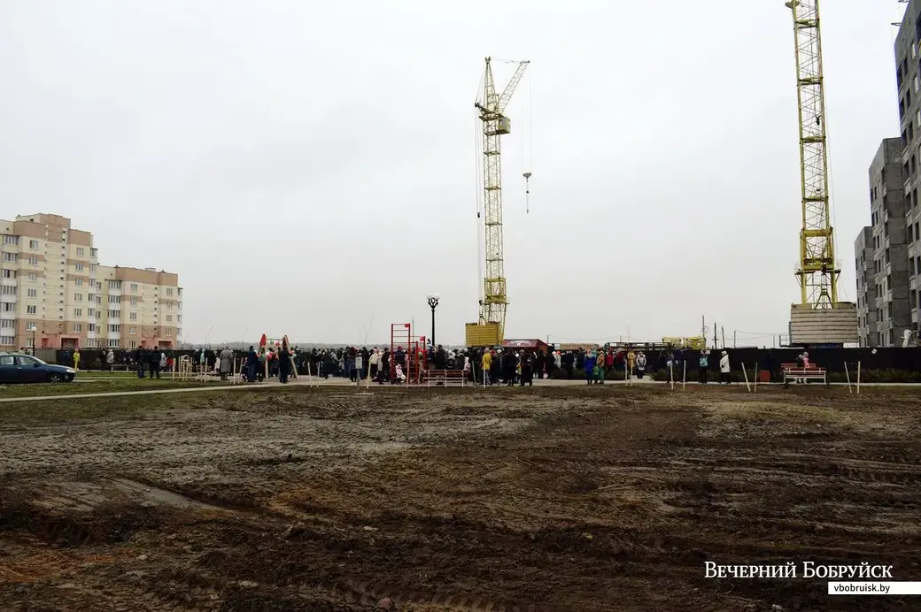 Аллею окружают новостройки