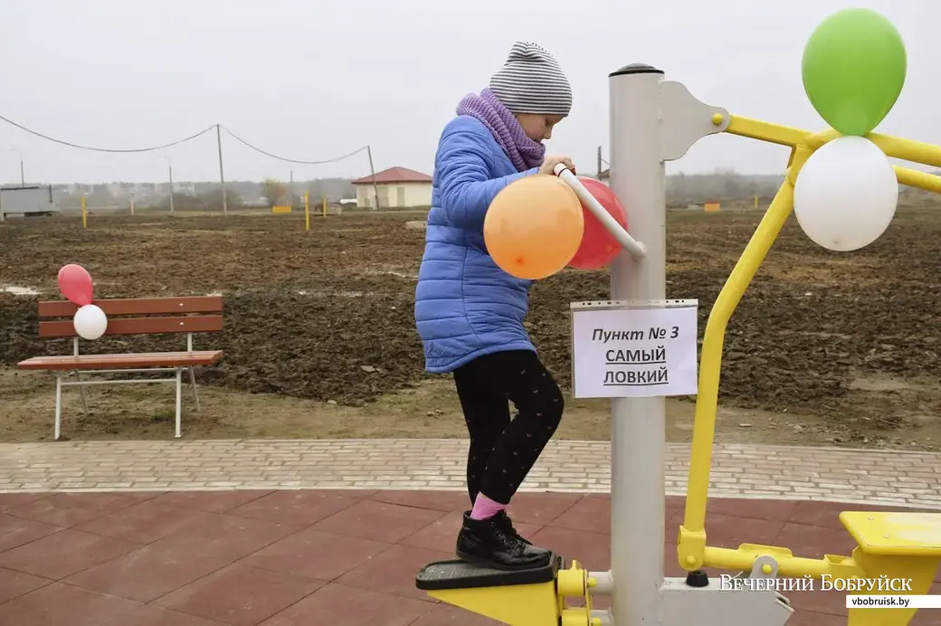 На аллее установлены уличные спортивные тренажеры.