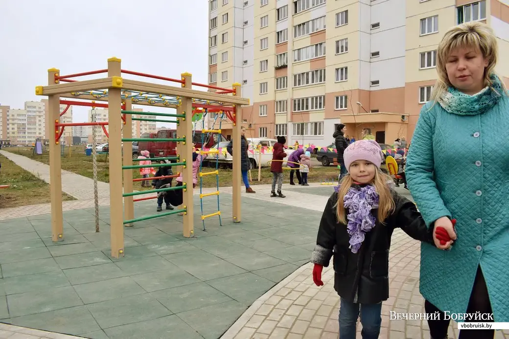 На новой аллее установлены отличные детские площадки.