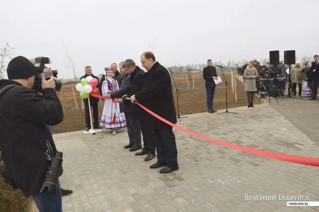 Ленту перерезает председатель городского совета депутатов Михаил Желудов