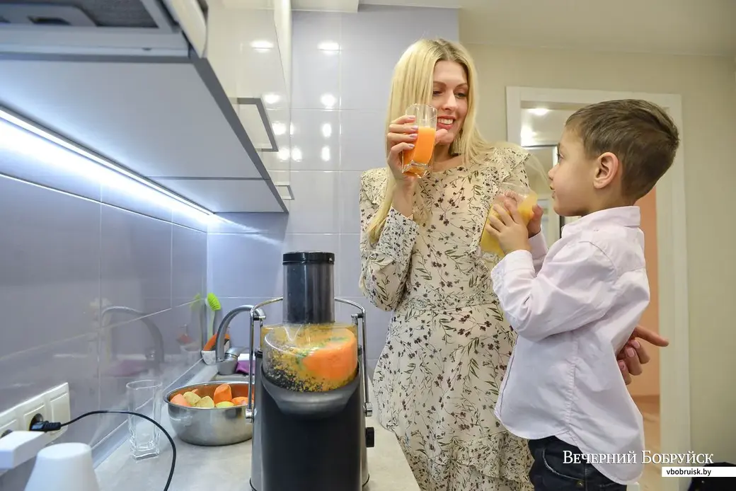 Каждое утро семья Анастасии начинает со свежевыжатого сока.