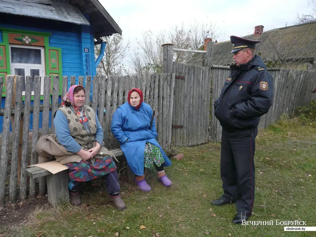 Старший участковый Александр Шевелев разговаривает с жительницами деревни Омеленская Слобода Воротынского сельсовета. Фото Ирины РЯБОВОЙ.