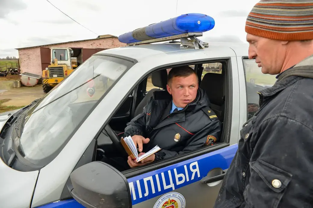 Старший участковый инспектор Бобруйского РОВД Александр Шевелёв объезжает территорию Воротынского сельсовета. Фото из архива «ВБ»