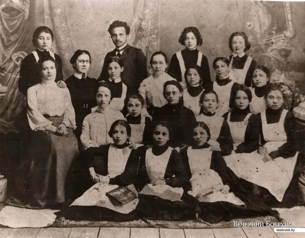 На фото 1904 года – ученицы прогимназии Якерсберга.