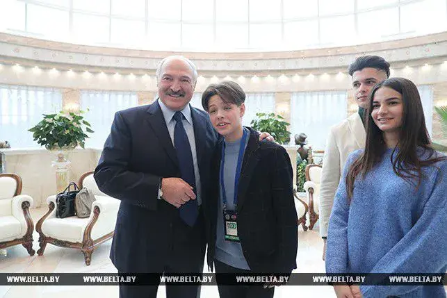 Лукашенко с Даниэлем Ястремским, который представит Беларусь на конкурсе. Фото: БЕЛТА