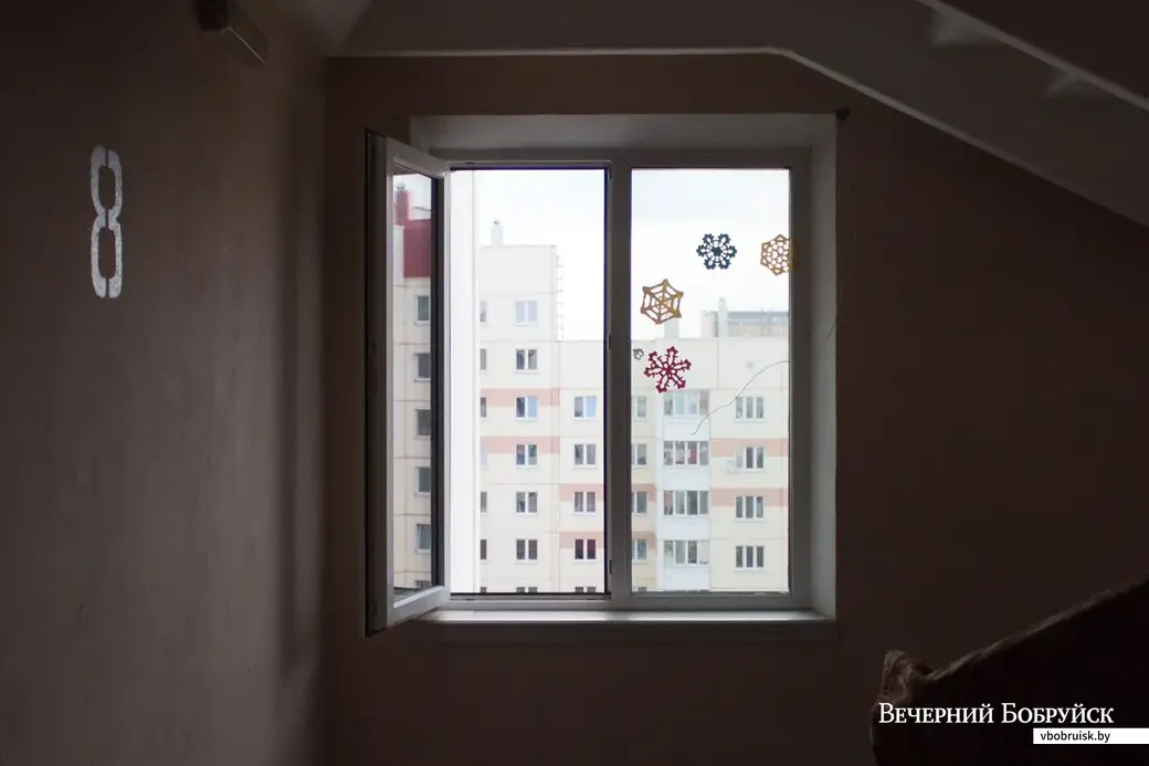 Лестничная клетка на этаже, где погибли дети на пожаре. Фото из архива «ВБ». Автор: Александр КУПЦЕВИЧ.